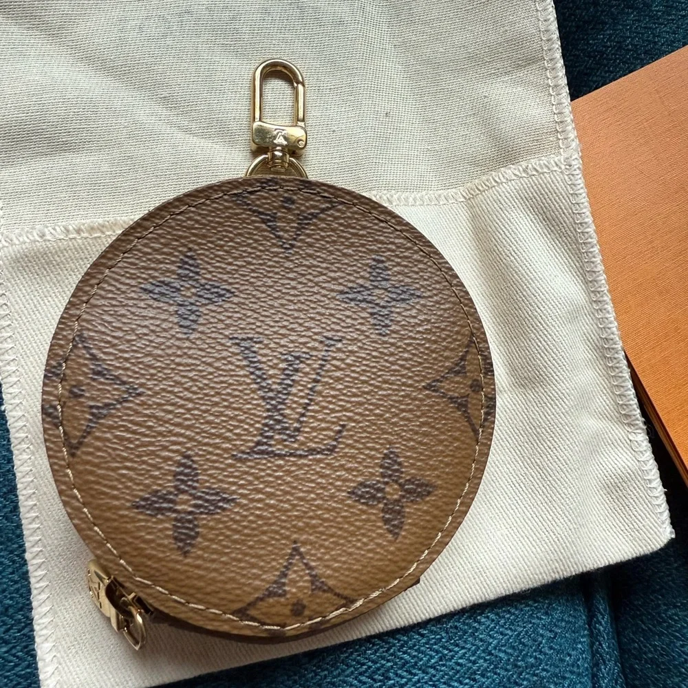 Louis Vuitton Bandouliere Strap w/round coin purse in Monogram Reverse canvas. - Picture 4 of 7